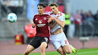 Nürnbergs neuer Jugendkönig: Tino Kusanovic (17/l.) im Duell mit Kölns Joel Schmied (26)