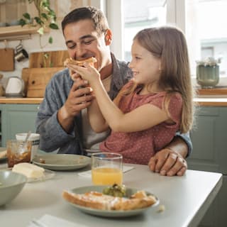 Studien zeigen: Wer gemeinsam frühstückt, hat weniger Schmerzen