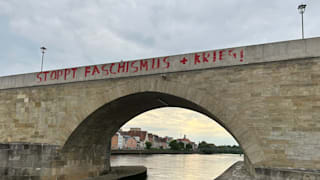 Regensburg: Chaoten verschandeln Wahrzeichen