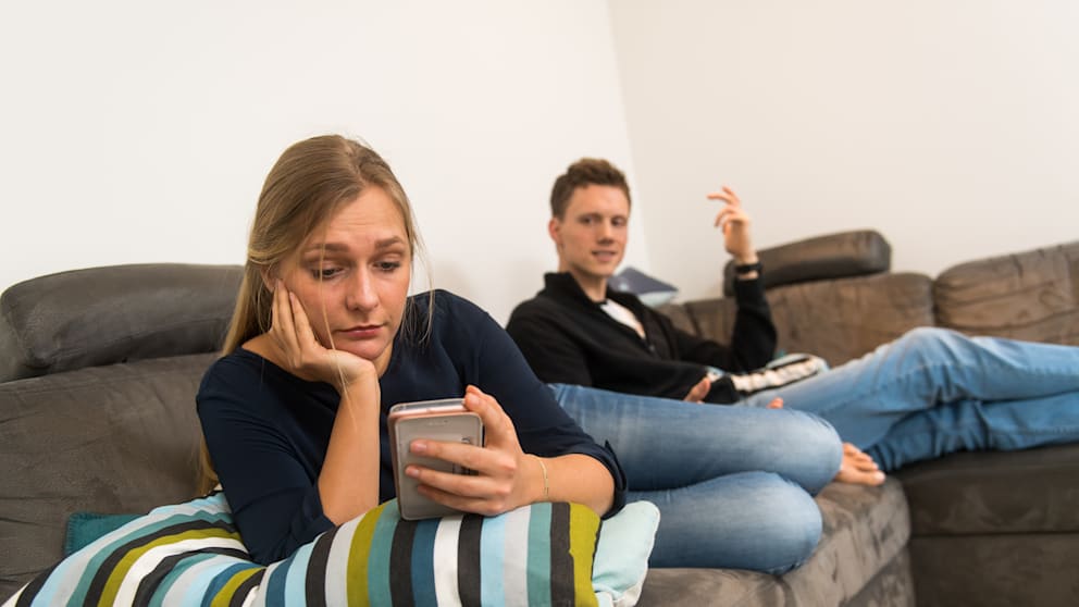 Stimmungsschwankungen im Zyklus: PMS bekämpfen mit Hormonen & pflanzlichen Mitteln