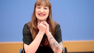 Linke: Angry Woman, Gasmaske, Hyäne – Reichinnek erklärt ihre Tattoos