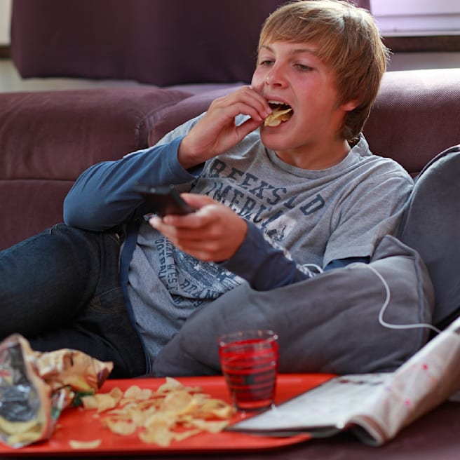 Chips, Pommes, Cola: Nur 5 Minuten Junk-Food-Werbung machen Kinder dick