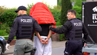 Polizisten führen in Lünen einen Verdächtigen (21) ab