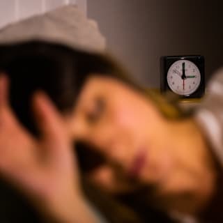 Besser schlafen: Warum der Blick auf die Uhr Ihren Schlaf stört