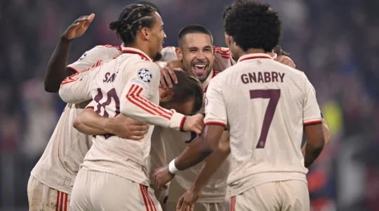 Gnabry feiert ein Tor mit seinen Mannschaftskollegen