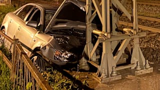 Fünf Schwerverletzte: Oberleitung kaputt! Auto legt Bahn-Verkehr lahm