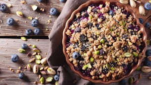 Rezept der „Glucose Goddess“: Beeren-Crumble mit Pistazien