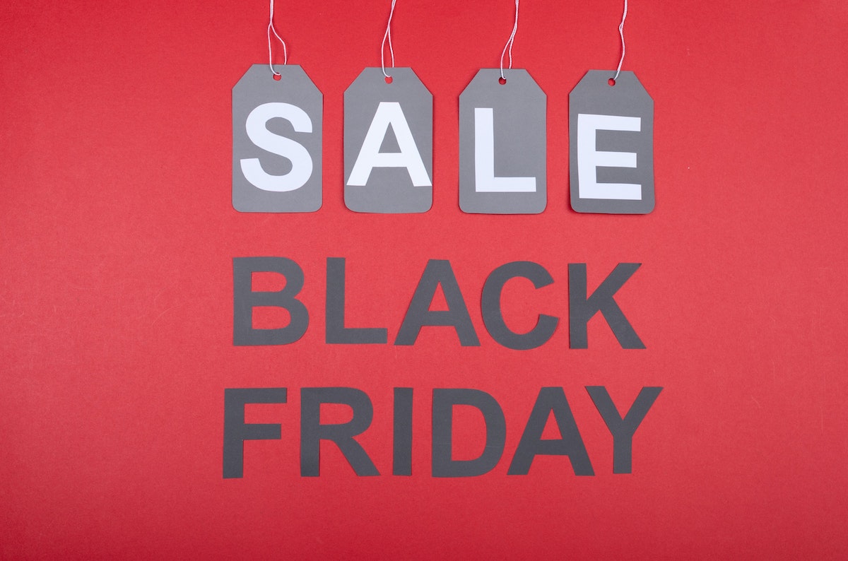 Rotes Verkaufsschild mit der Aufschrift: Sale Black Friday