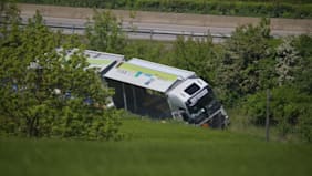 Ersthelfer und Fahrer verletzt : Säure-Transport verunglückt auf A4