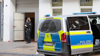 Polizeieinsatz in Kiel: Mann tot in Hinterhof gefunden, Täter auf der Flucht