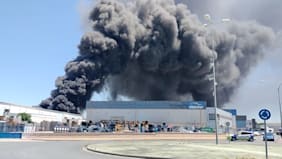 Explosion in spanischer Chemiefabrik: Flammen schießen in den Himmel
