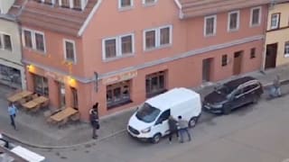 Erfurt, Ecke Johannesstraße/Augustinerstraße: Einer der Männer rangelte mit einer weiblichen Person vor dem weißen Transporter