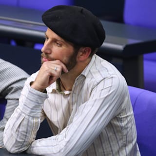 Marcel Bauer (Linke) fliegt aus Bundestag: Wieso hängt er an seiner Mütze?