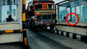 Lkw rast ungebremst in Mautstation und zerstört alles