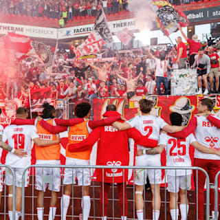 1. FC Köln: Party mit den Fans: So emotional war der FC-Sieg für die Funkel-Stars