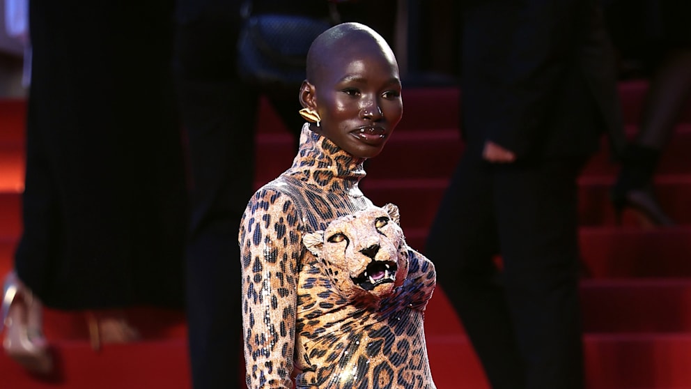 Model stiehlt in Cannes allen die Show: Dieses Outfit ist der Brüller!
