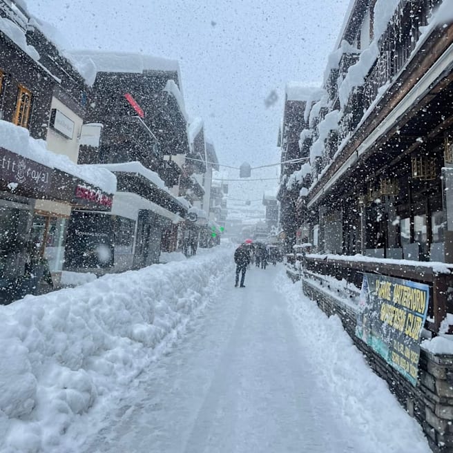 Schnee-Chaos Mitte April: Alpen-Ort von der Außenwelt abgeschnitten