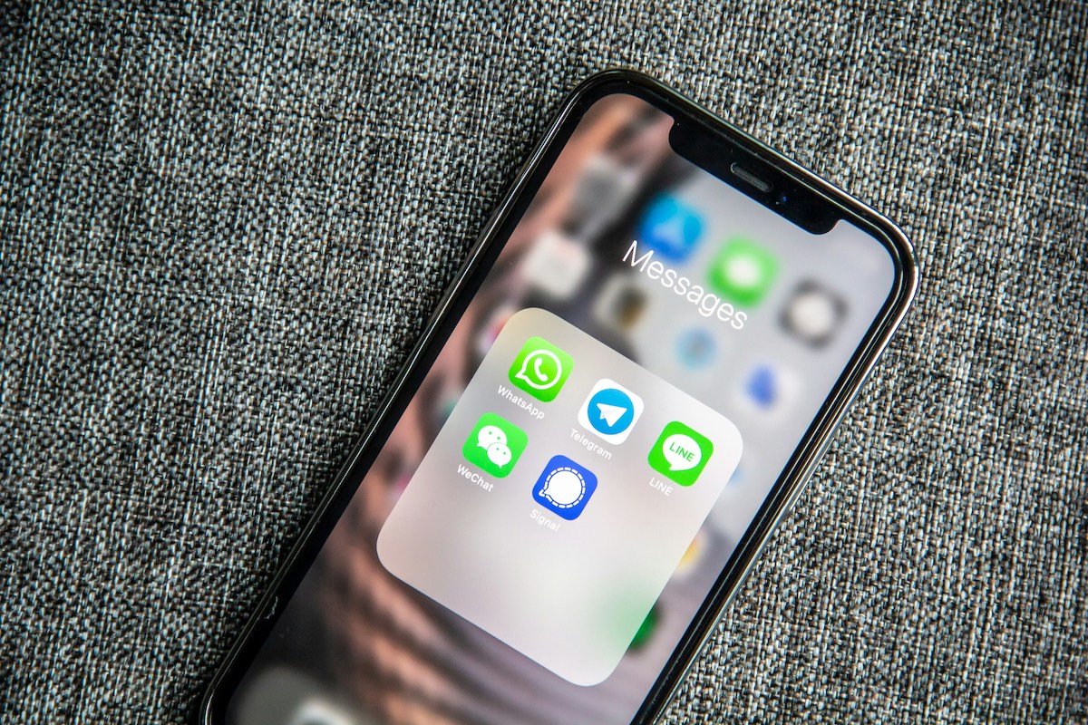Handy mit verschiedenen Messenger-Apps. Symbolbild für Chatkontrolle