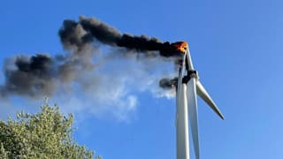 Windrad brennt in Bremervörde: Feuerwehr im Großeinsatz