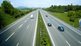 Mittelspur-Schleicher: Darf man dauerhaft in der Mitte fahren?