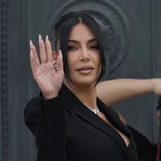 Kim Kardashian ganz in Schwarz beim Prozess in Paris