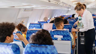 Hygiene im Flugzeug: Ex-Flugbegleiter warnt vor Essen
