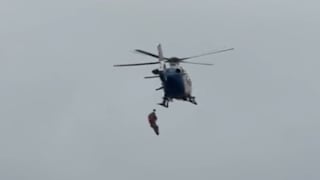 Vom Hochwasser eingeschlossen: Polizei rettet Menschen mit Hubschrauber