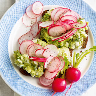 Abnehm-Trick zum Abend: Avocadosalat auf Eiweißbrot
