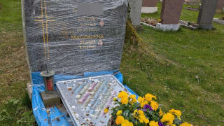 Darum umwickelt ein Friedhof in Unterhaching ein Grab mit Plastikfolie