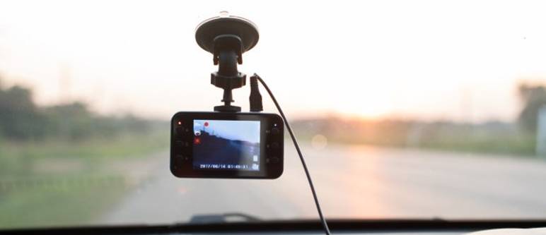 mit kabel angeschlossene dashcam