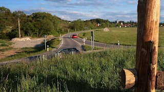 Sie stehen plötzlich da: Rätsel um seltsame Skulpturen in Bayern