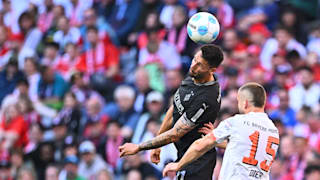 Wieder mal Kopfball-Sieger: Tim Kleindienst (29) im Duell mit Bayerns Eric Dier