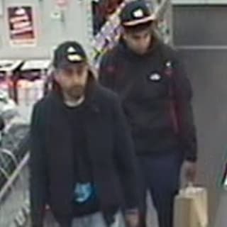 MediaMarkt-Diebe in Erfurt gesucht: Duo räumt Wühlkisten leer