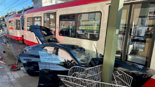Bahn in Dortmund entgleist bei Unfall mit Audi - Fahrer verletzt