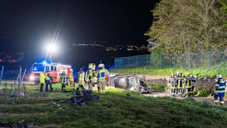 Tödlicher Unfall: Frau wird bei Mainz aus Auto geschleudert und stirbt