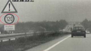 Tempolimit ignoriert: Audi-Fahrer rast mit 199 km/h an Polizei vorbei 