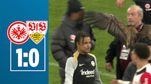 Mit seinem Flügel: Frankfurt-Adler haut Stürmer-Star