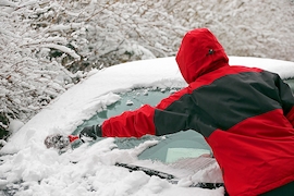 Eine Frau befreit am 19.02.2013 in Berlin-Köpenick ihr Fahrzeug vom Schnee. Bis zu zehn Zentimeter Neuschnee haben in der Hauptstadt und im Umland für Verkehrsbeeinträchtigungen im Berufsverkehr gesorgt. Nach Angaben der Meteorologen ist in den Vormittagsstunden mit weiteren Schneefällen zu rechnen.