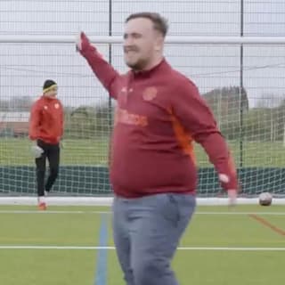 Video aufgetaucht: Hier zaubert Luke Littler mit dem Ball