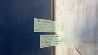 Hinter dieser Tür starb in Nürnberg ein 19-Jähriger, zudem wurde eine schwerverletzte 14-Jährige gefunden. Die Polizei hat die Tür der Wohnung in dem Nürnberger Mehrfamilienhaus versiegelt