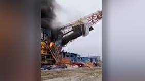 Drei Schwerverletzte: Gasinferno zerstört Ölturm in Russland