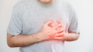 Herzinfarkt: Alles, was Sie über Symptome und Behandlung wissen müssen