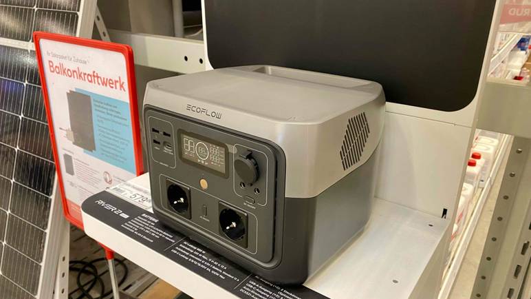 Powerstation getestet: Ein Gerät von schräg vorne auf einem hellen Regal stehend.