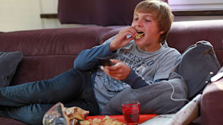 Chips, Pommes, Cola: Nur 5 Minuten Junk-Food-Werbung machen Kinder dick