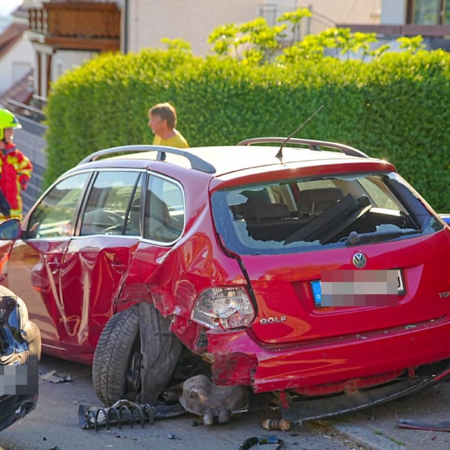 2 Schwerverletzte!: Autofahrer (60) erfasst Fußgänger