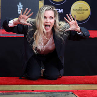 In Zement! Michelle Pfeiffer hinterlässt bleibenden Eindruck