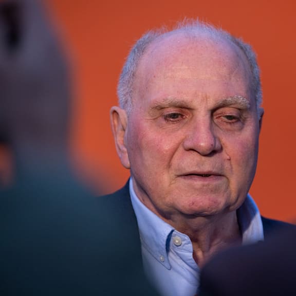 FC Bayern: Uli Hoeneß teilt aus – Er spricht von „schönem Mist“ und „jeden Furz“