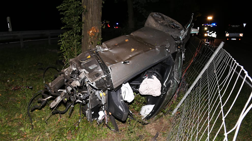 Der Audi R8 Spyder wurde in ein Waldstück katapultiert