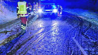 Wintereinbruch in Berlin und Brandenburg: Glatte Straßen und Unfälle