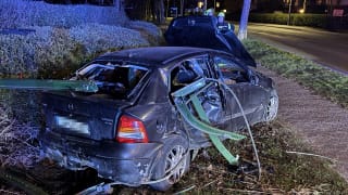 Das Brückengeländer bohrte sich durch den Opel Astra